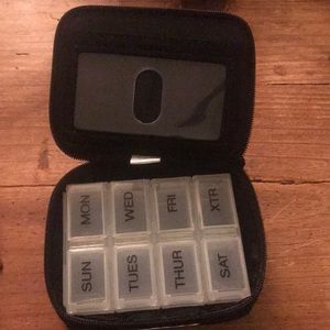 ⚕️Vera Bradley - pill case - black